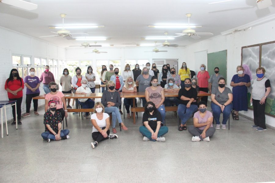 FOTOS JORGE BARRERA CON BARBIJOS. Alumnos y docentes de la Escuela Taller "Am&eacute;rico Tosello" se juntaron en uno de los amplios salones para retratar el regreso a la actividad.  COCINA. El curso de cocina es uno de los m&aacute;s buscados de la oferta educati
