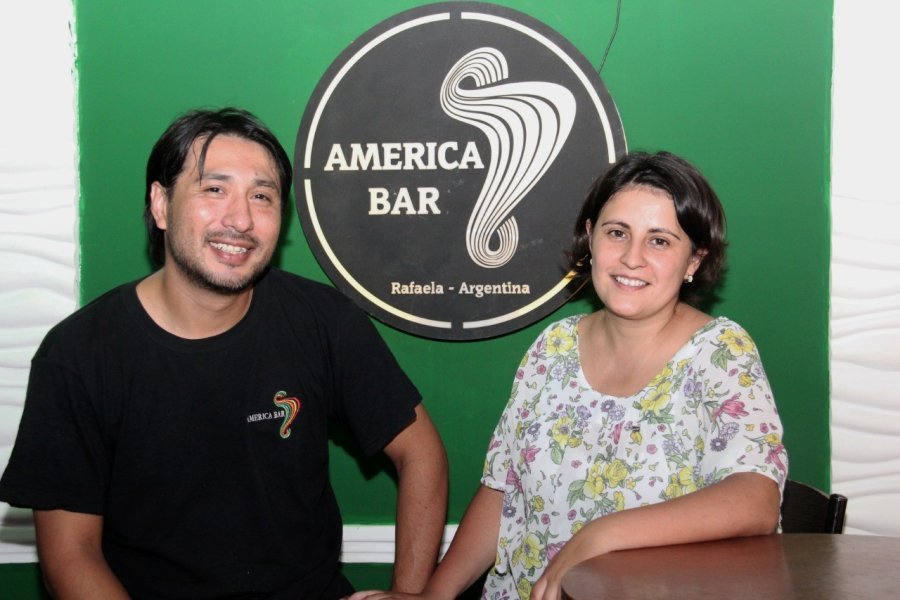 FOTO J. BARRERA EMPRENDEDORES. Ricardo Ojeda y Silvana Ibarra en su Bar de calle Am&eacute;rica 480.