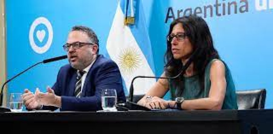 IMAGEN INTERNET INFORMANTES. Matías Kulfas y Paula Español, al dar a conocer una decisión.