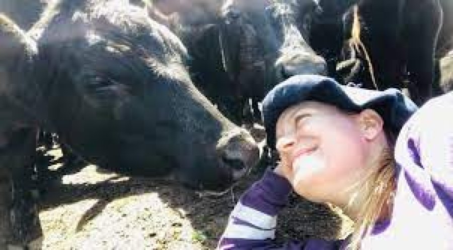 IMAGEN INTERNET LARA GIULIANI. Maneja el establecimiento que se dedica a la cría y recría en General Rivas.