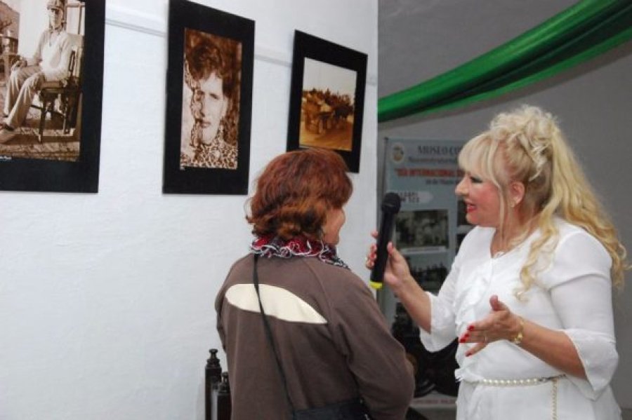 EN SAN GUILLERMO// Vista general de la inauguraci&oacute;n en esa ciudad. ANA  M. ROLLANDI// Comparte detalles de una pieza con una visitante.