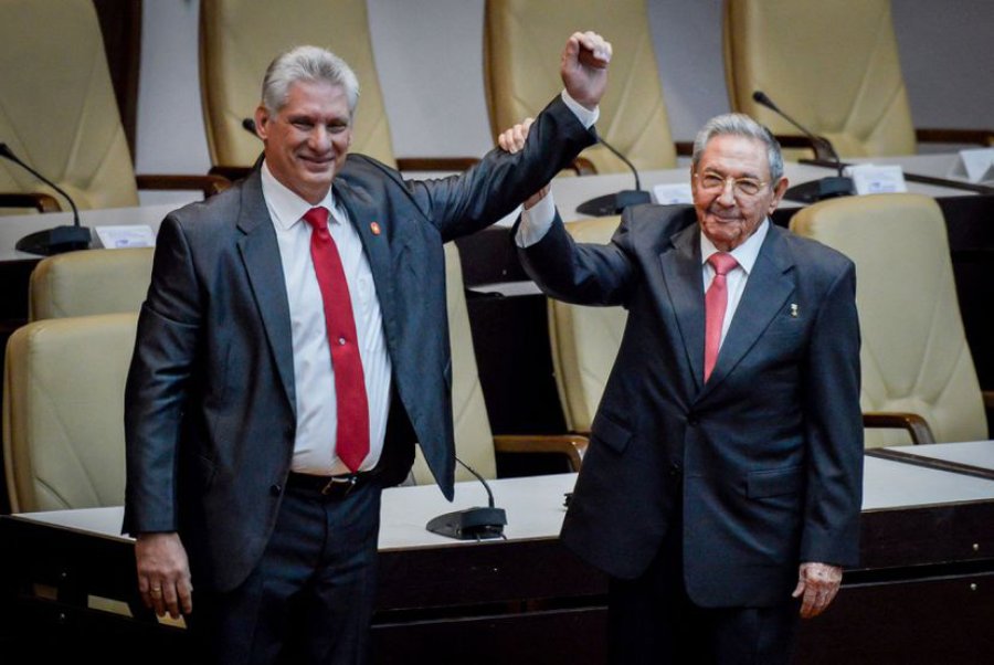 FOTO ARCHIVO AFP RENOVACION. Miguel D&iacute;az-Canel, a la izquierda, saluda junto a Ra&uacute;l Castro en abril de 2018.