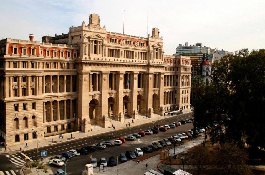 FOTO FACEBOOK CORTE SUPREMA INTERROGANTES. La Corte demora decisiones sobre numerosos temas-conflictos.