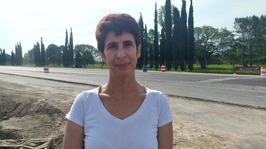 FOTO PRENSA AO// ANDREA OCHAT. La concejal sunchalense en un tramo de la obra en ejecuci&oacute;n.