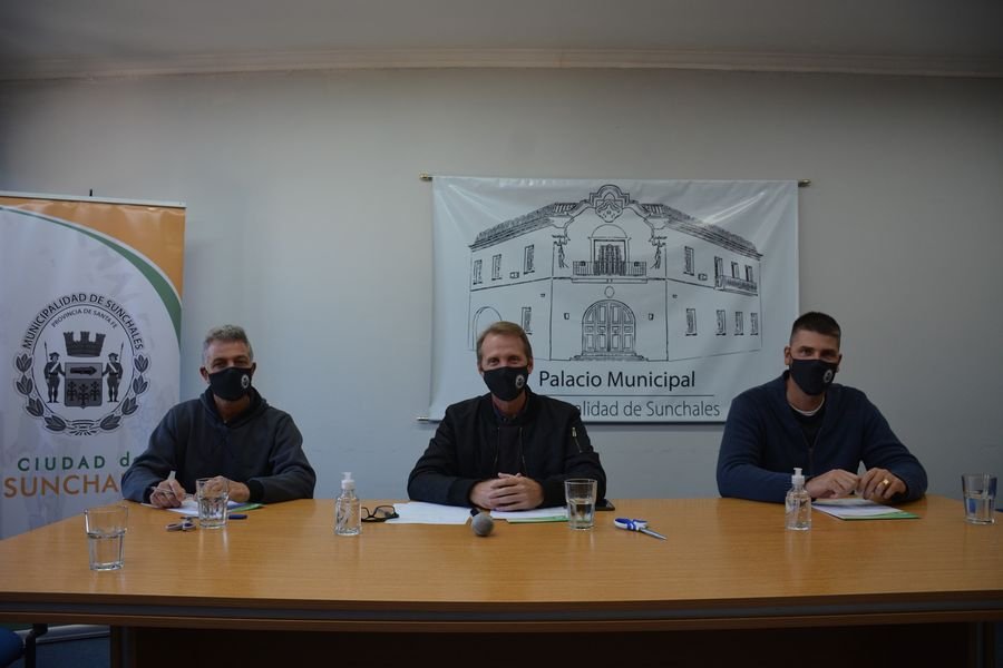 FOTO COMUNICACI&Oacute;N// OFERTAS. El acto de apertura de propuestas, Omar Mart&iacute;nez, Gonzalo Toselli y Hern&aacute;n Larroquette.