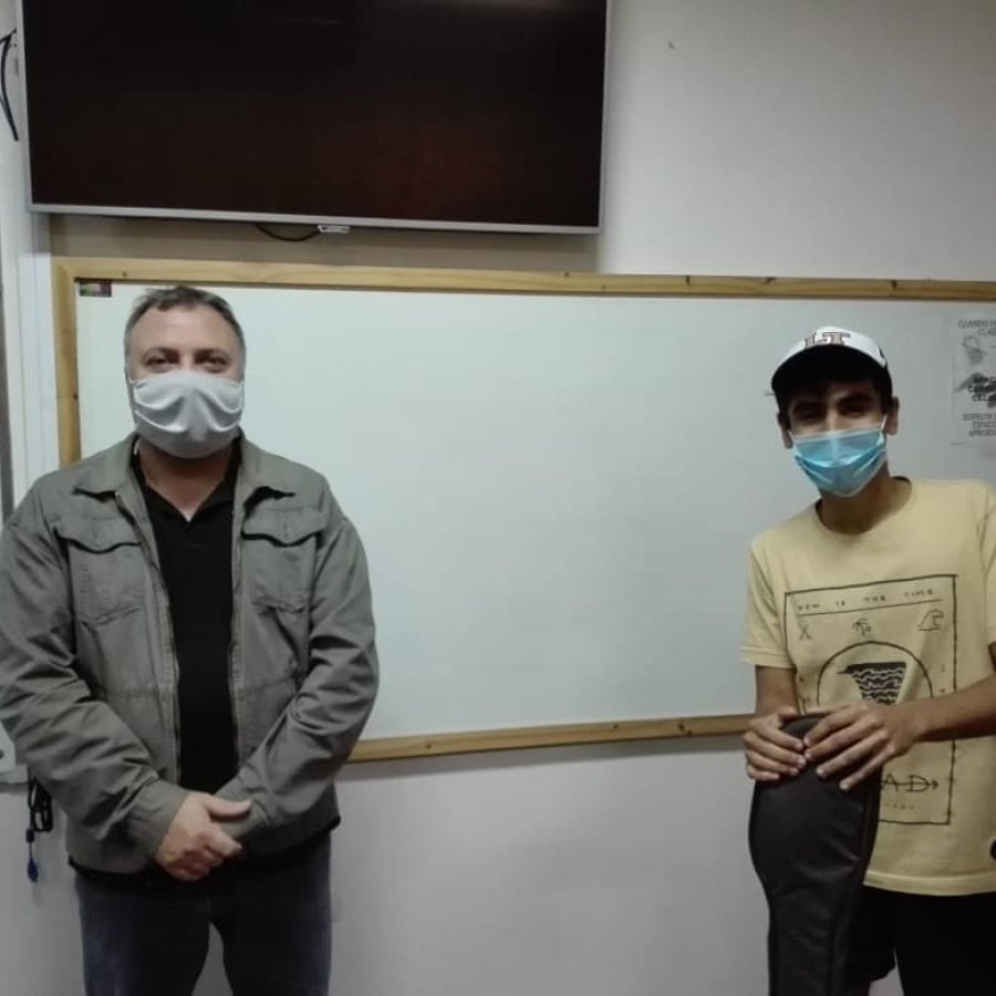FOTO PRENSA ESCUELA// NUEVOS EGRESADOS// Marcelo Actis y su alumno egresado, Alan P&eacute;rez.