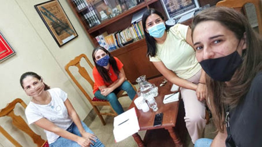 FOTO LA OPINION ALIANZA. Ivana Oggero y Silvia Ibarra por Diario LA OPINION y Andrea D&iacute;az y Romina Oggier por Plan B.