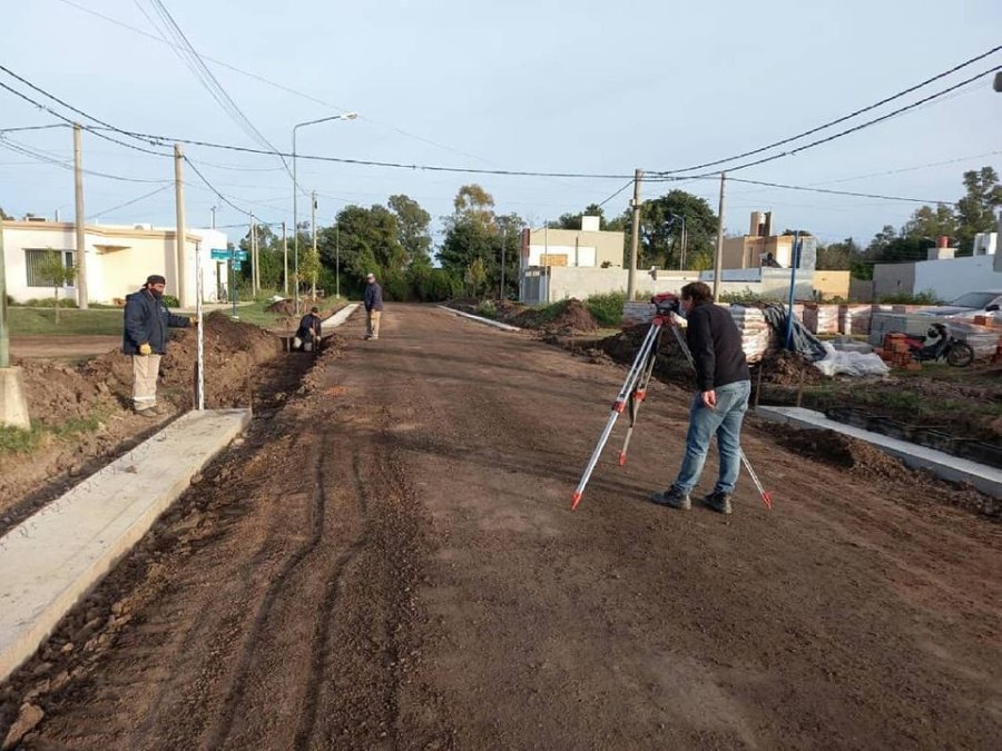 FOTO PRENSA MUNICIPALIDAD// CORD&Oacute;N CUNETA// Prosiguen los trabajos en barrio Sarmiento.
