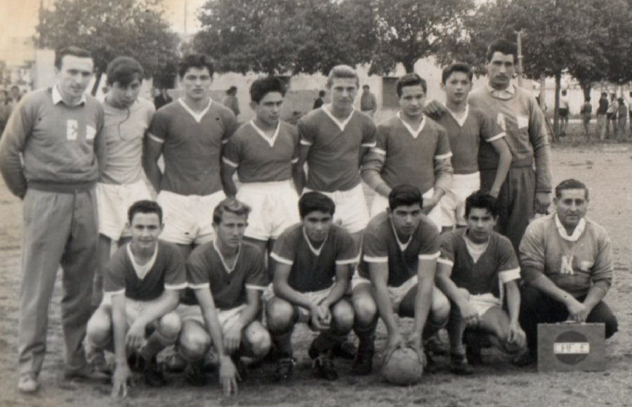 FOTO ARCHIVO PRIVADO HM// CAMPEONES 1961// La 5ta divisi&oacute;n de Ferro. Arriba: Moscardo (E), Naconechney, Julio Funes, Echanis, Saluzzo, Walker, El&iacute;as S&aacute;nchez y Toriano (A); abajo: Vecchio, Chiavasa, Morales, Osvaldo Funes, Giraudo y Mansilla (M).