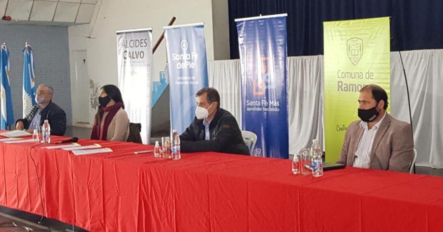 FOTO PRENSA COMUNA// TARJETAS// Las autoridades durante la entrega a participantes de talleres. CALEFONES SOLARES//Sancionaron ordenanza que implementa su utilizaci&oacute;n.