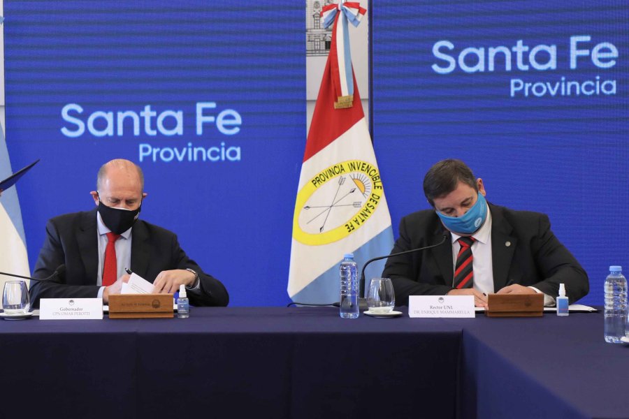 FOTO SCS OPORTUNIDADES. El gobernador y el Rector de la UNL suscribieron el acuerdo.