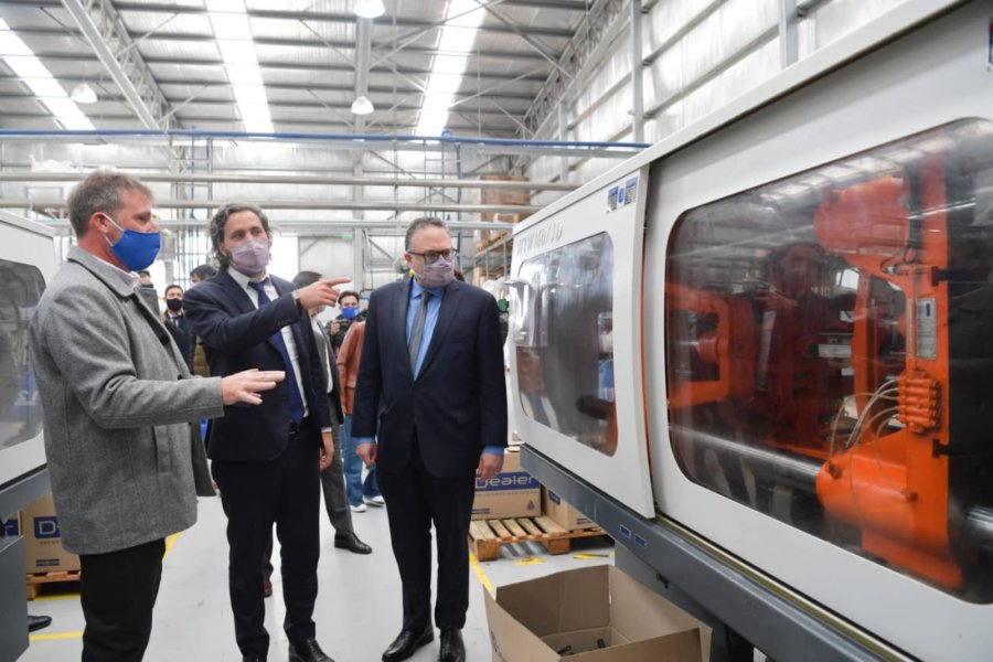 FOTO JEFATURA DE GABINETE EN BERASATEGUI. Cafiero y Kulfas en la sede de la empresa Dealer S.A., durante el lanzamiento de plan de fomento para la digitalizaci&oacute;n de Pymes.