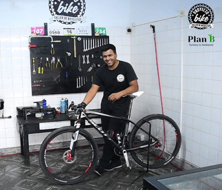 FOTO PLAN B HERMANO I. David Leandri, de Proyecto Bike Rafaela. CICLISTAS. David Leandri junto a su equipo de ciclismo recreativo. HERMANO II. German Leandri, de Leandri Rodados. CORREDORES. German Leandri junto a su equipo de competici&oacute;n.