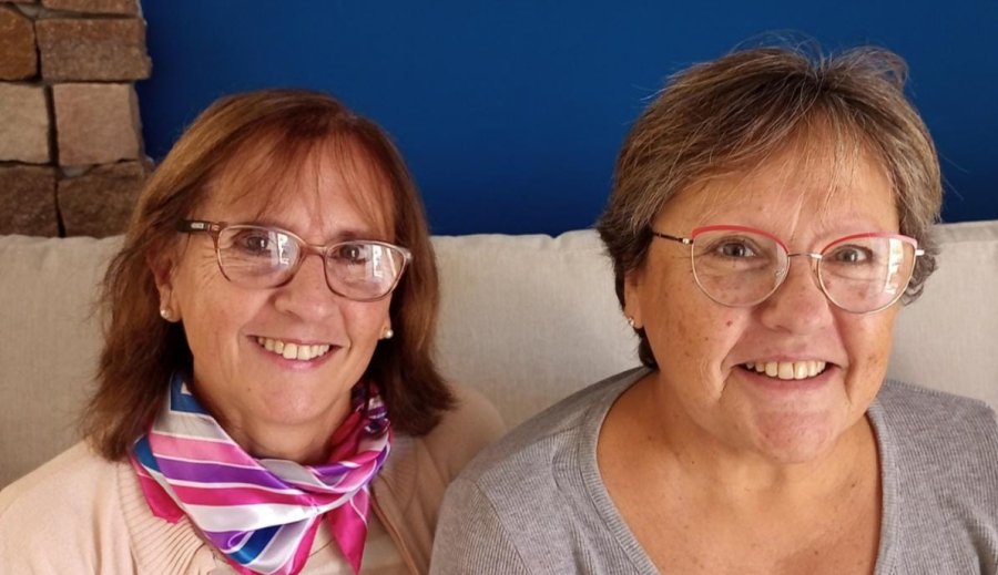 FOTO MARIETA Y SEVERINA A TEJER SE HA DICHO. Mirian y Liliana Gaido, hermanas, docentes y emprendedoras textiles.