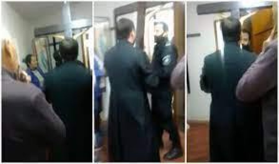 IMAGEN INTERNET. INSOLITO. Un cura (de espalda) ech&oacute; a la Polic&iacute;a de su Parroquia.