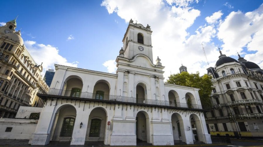 FOTO ARCHIVO CABILDO. En su interior y en su exterior, es decir la plaza, comenz&oacute; a gestarse la Argentina.