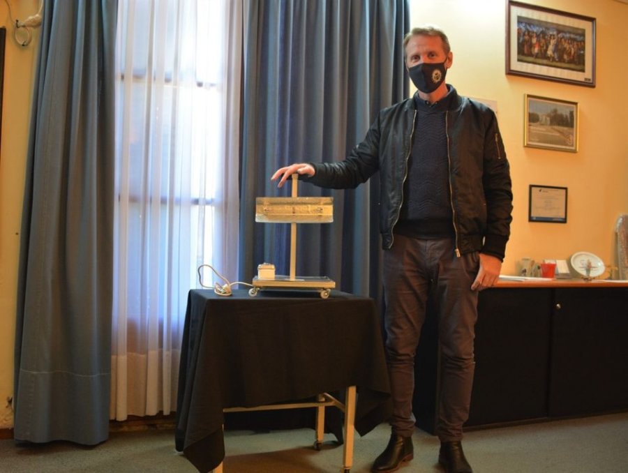 FOTO COMUNICACI&Oacute;N// L&Aacute;MPARA. El Intendente con la reciente adquisici&oacute;n.