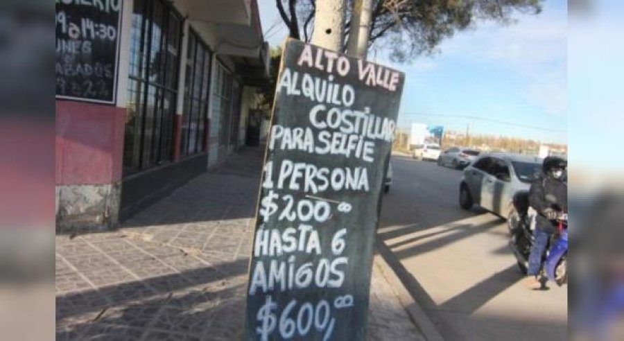 IMAGEN INTERNET. CARTEL. En una carnicer&iacute;a, por el precio de la carne.