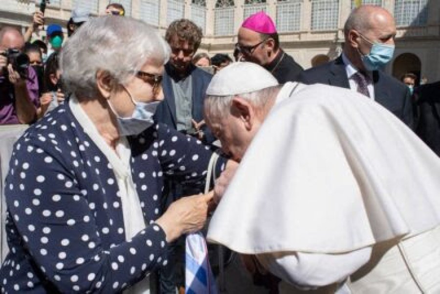 FOTO PRENSA FUNDACI&Oacute;N// AUDIENCIA//Lidia recibe emocionada el saludo de Francisco.