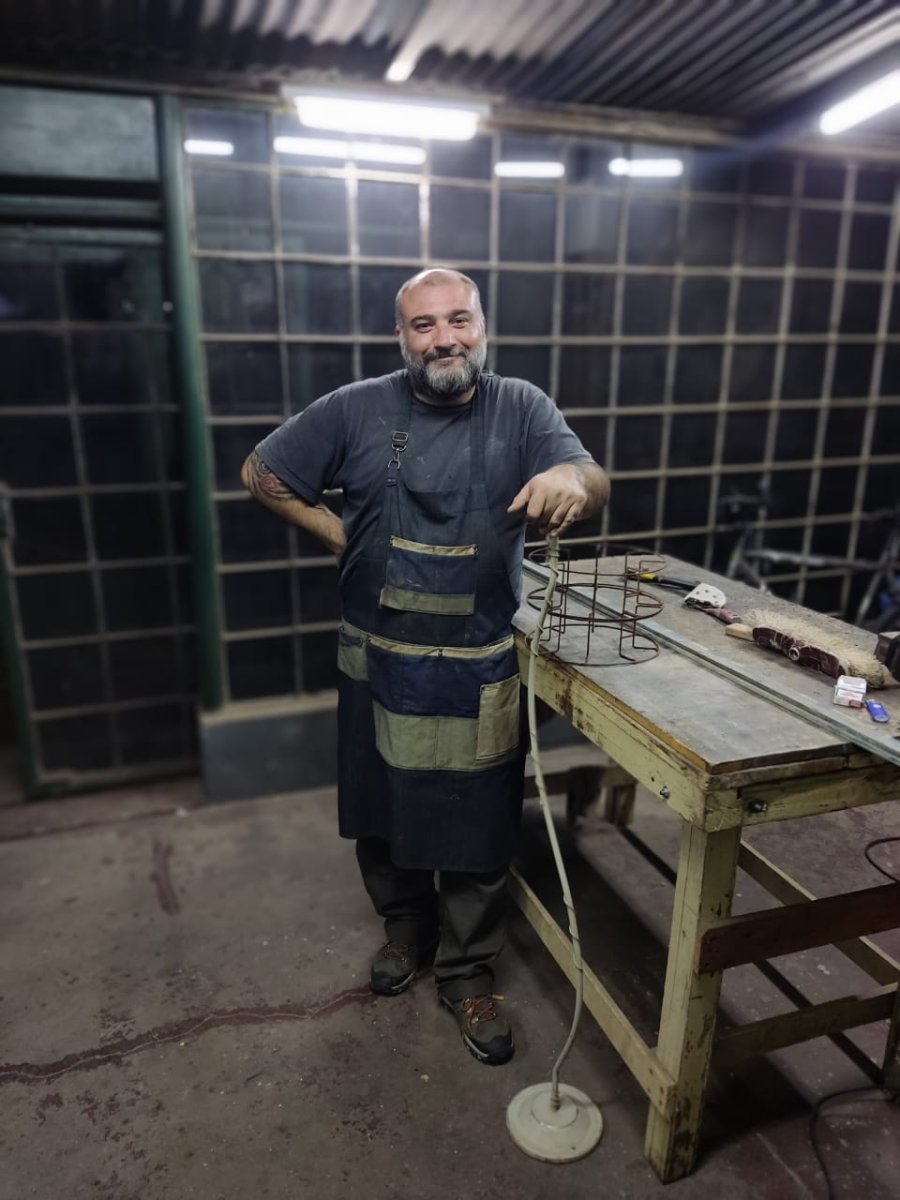 FOTO D.B. EMMPRENDEDOR. Dar&iacute;o Butteri en su taller de herrer&iacute;a y carpinter&iacute;a.
