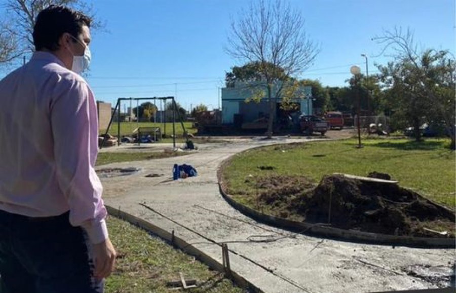 FOTO PRENSA COMUNA// MAURO GILABERT// Visitando la obra en el espacio p&uacute;blico.