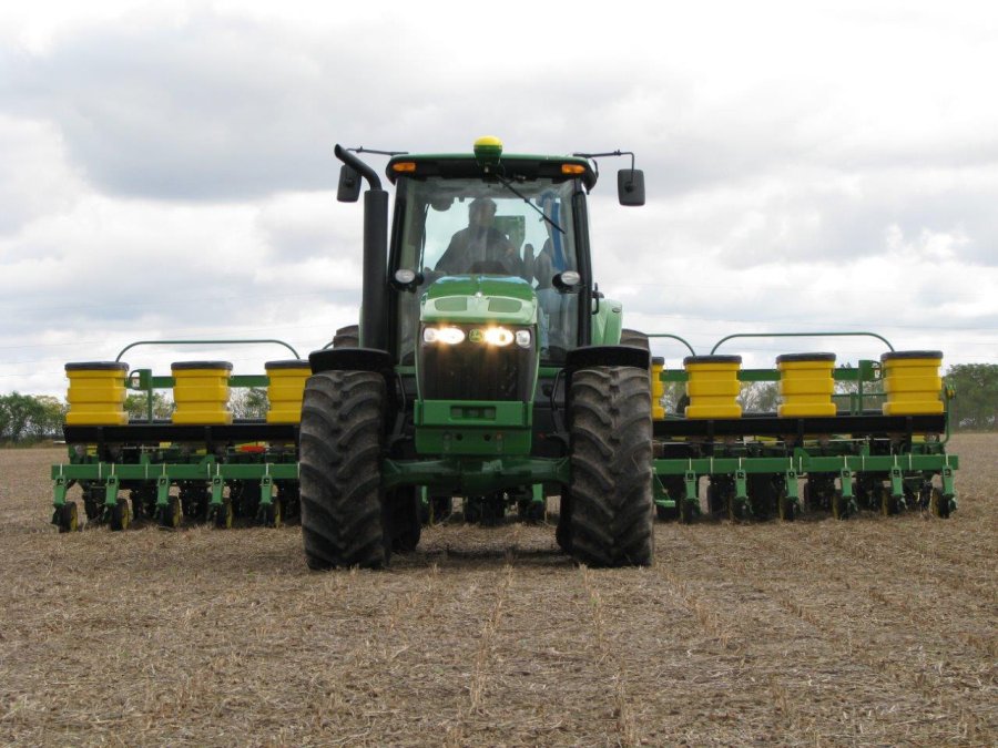 SIEMBRA FINA. Intenso movimiento de equipos de siembra se están viendo en la región, ratificando el alto interés por encarar un ciclo triguero que compense la discreta cosecha gruesa.