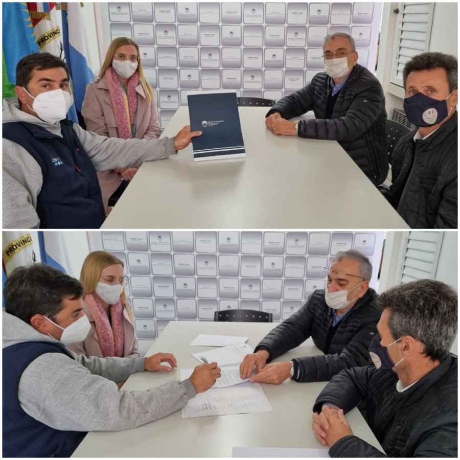 FOTO PRENSA COMUNA// CONVENIO. Los tacuralenses con el senador provincial en el acto en que se celebr&oacute; el acuerdo.