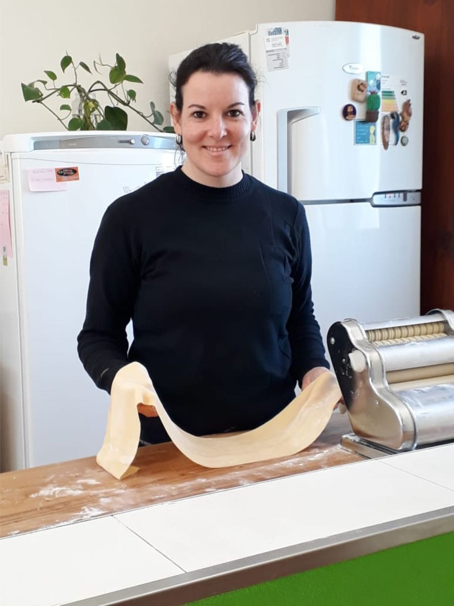FOTO MVC AMASANDO. Mar&iacute;a Victoria Costamagna en la cocina, como le gusta.