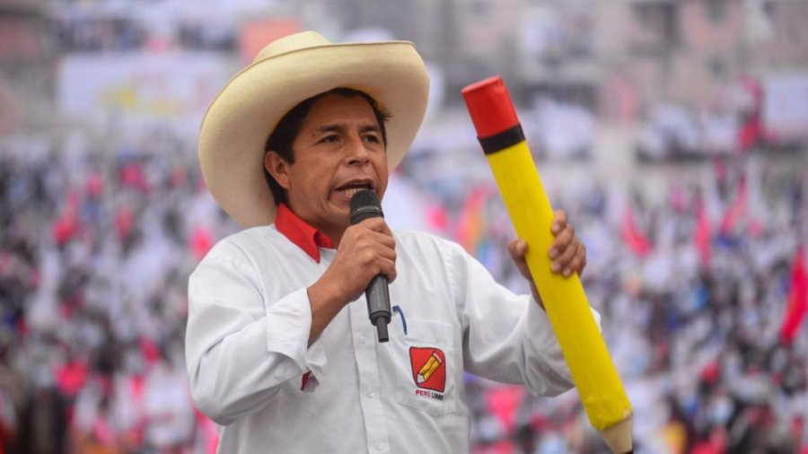 FOTO AFP PEDRO CASTILLO. El maestro rural lidera por una estrecha diferencia.