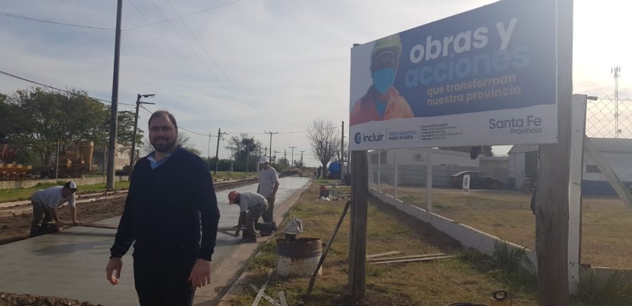 FOTO PRENSA COMUNA// JOSE BARBERO. El titular comunal frente al cartel que anuncia la obra.