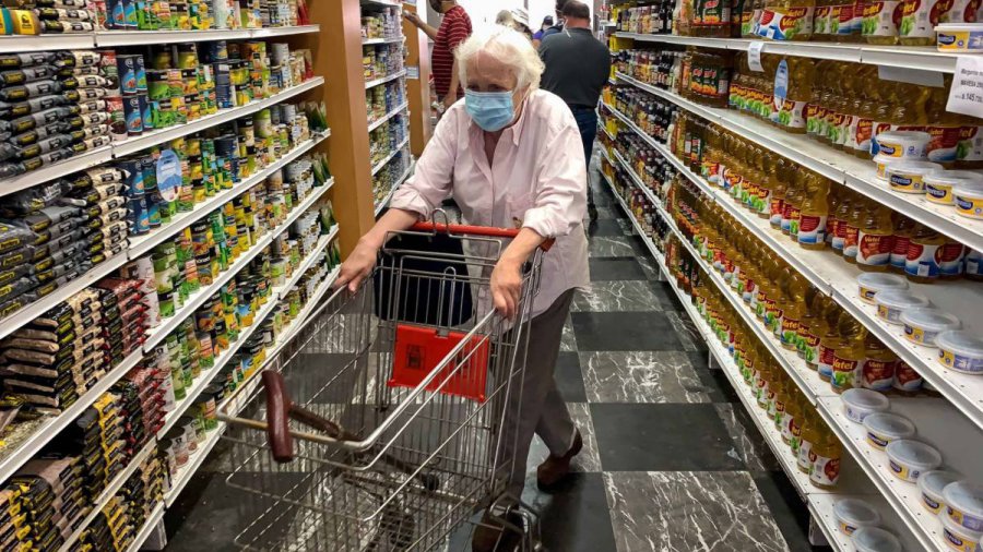 FOTO AS.COM ABUELOS COMPRANDO. Una postal que deber&iacute;a ser lo normal en la Rep&uacute;blica Argentina.