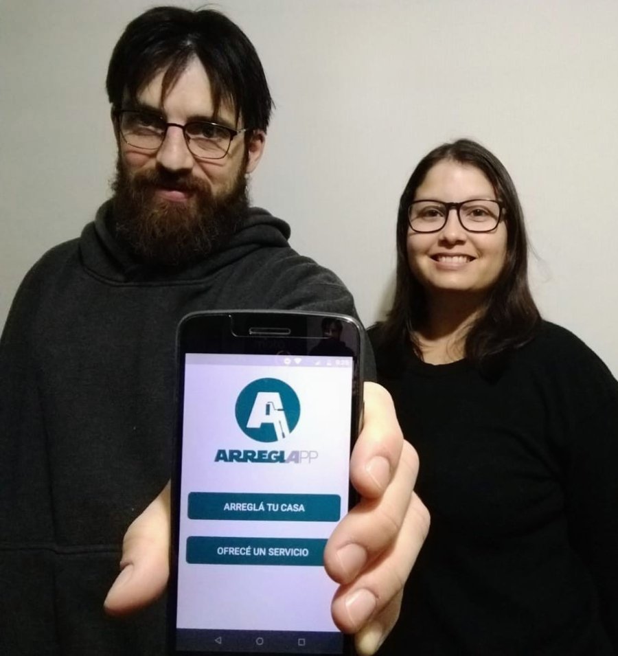 FOTO ARREGL APP CREADORES. Juan Mart&iacute;n B&aacute;scolo y Mar&iacute;a Orfilia Schleppi, los emprendedores detr&aacute;s de ArreglApp.