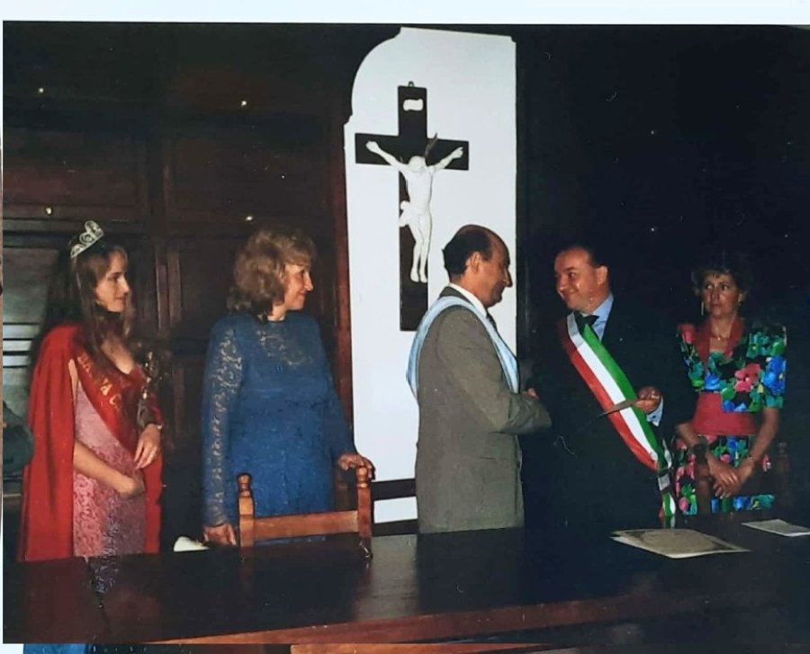 UNA FOTO HIST&Oacute;RICA//Jesica Aran; Mar&iacute;a Teresa Cagnolo; Carlos Daniel Bulacio; Giovanni Gatti y Ornella Gatti durante la ceremonia llevada a cabo en Faule.