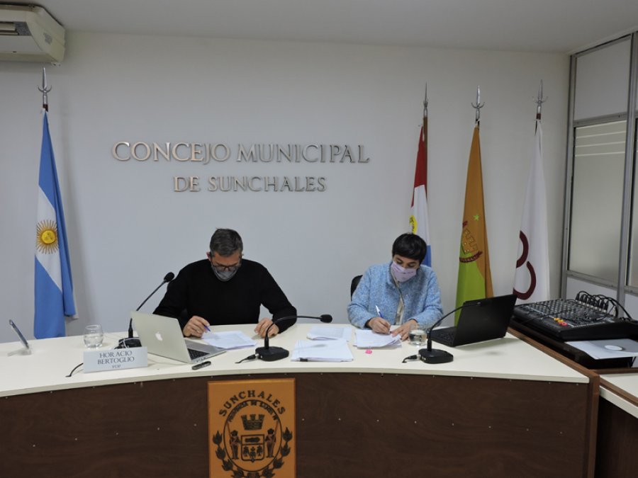 FOTO PRENSA CONCEJO// SESION. Horacio Bertoglio y Soledad Mendoza durante el encuentro de la v&iacute;spera.