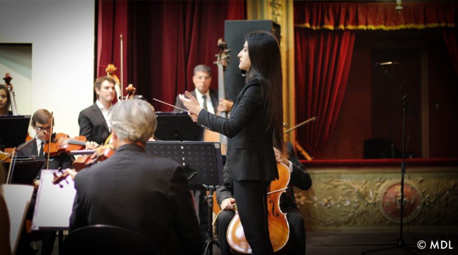 FOTO MELANIA DI LUZIO EN EL ESCENARIO. Tamara Meschller, de tan solo 23 a&ntilde;os, avanza a paso firme en su carrera en el universo musical.