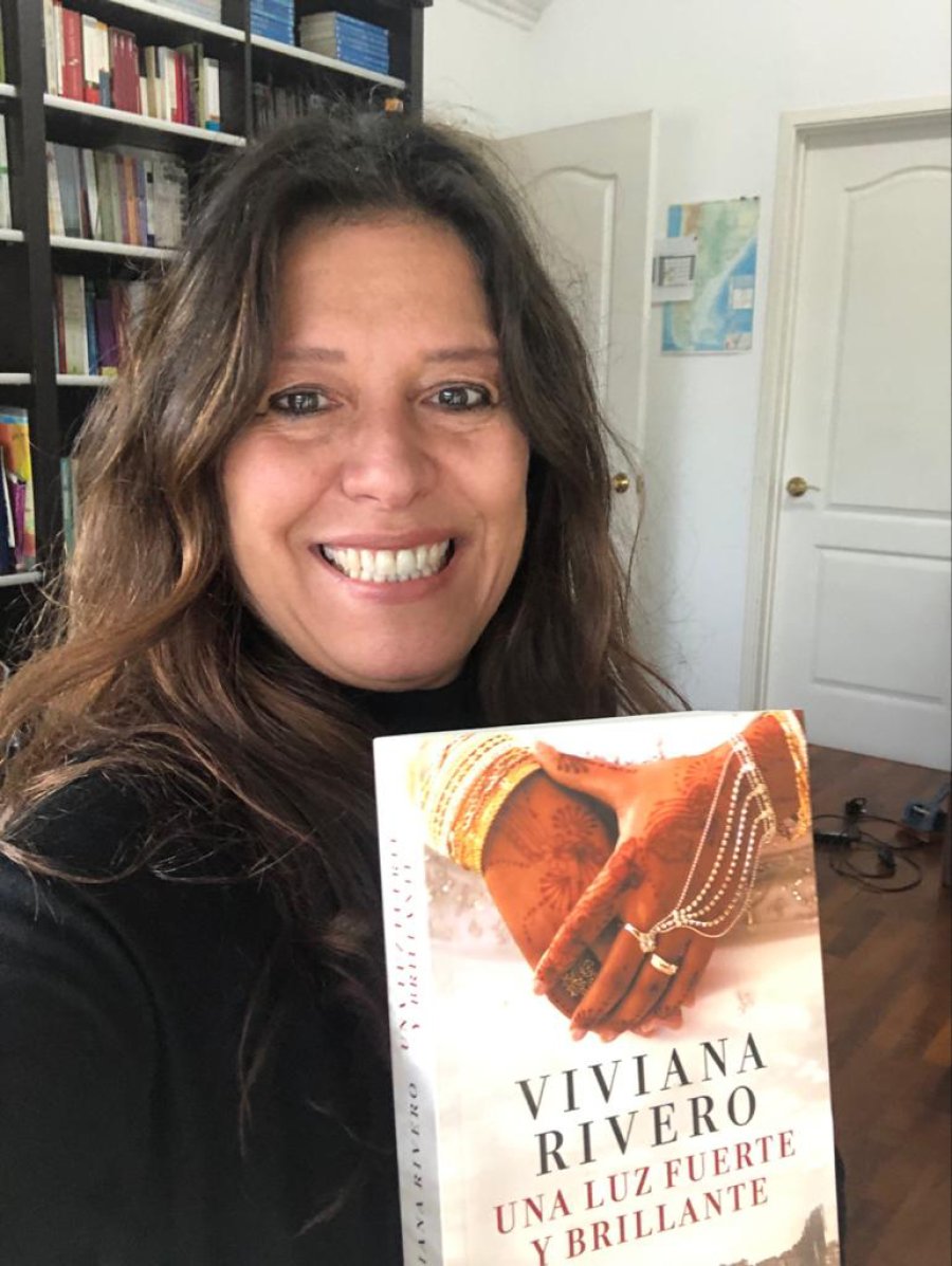 FOTO DIARIO LA OPINI&Oacute;N VIVIANA RIVERO. La autora revel&oacute; datos in&eacute;ditos de su &uacute;ltima novela "Una luz fuerte y brillante".