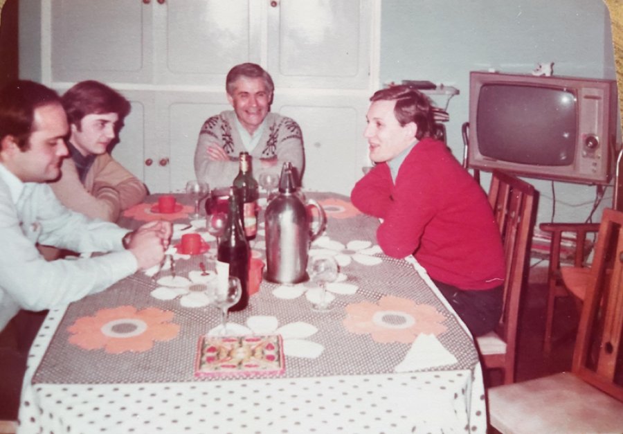 FOTO ARCHIVO RA&Uacute;L VIGINI// LARGAS CHARLAS. Edgardo Peretti, Ra&uacute;l Vigini, Mario Verd&uacute; y Atilio Pignoni del Grupo Comodoro Py el 23-09-81