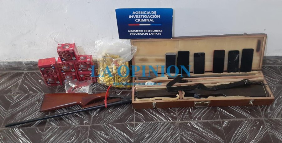 LO SECUESTRADO. Fue mostrado por los policías intervinientes en los allanamientos.