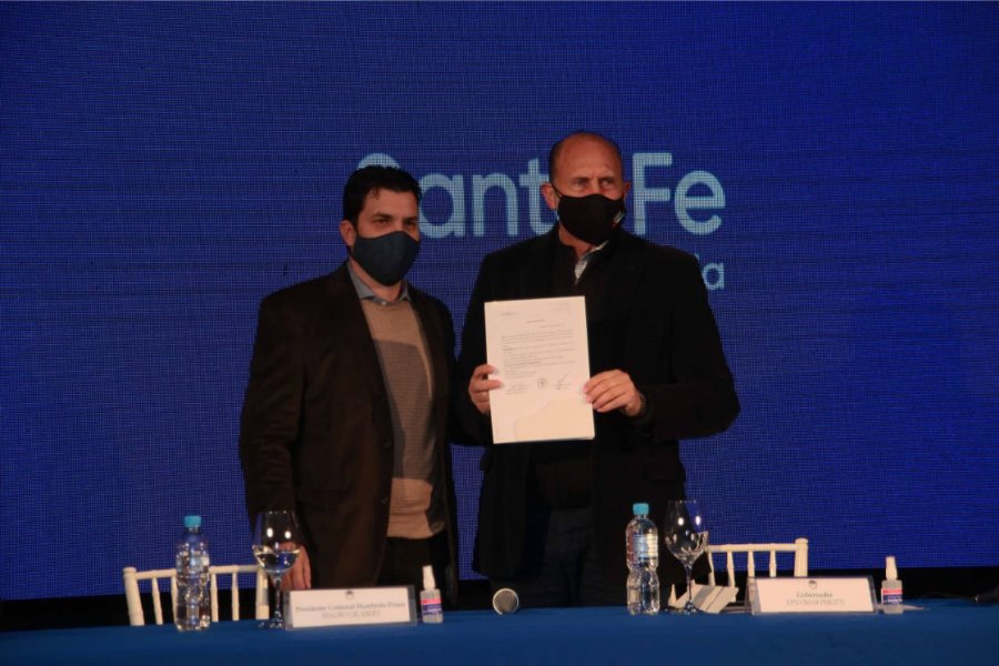 HUESPED DE HONOR. Mauro Gilabert entrega copia del decreto a Omar Perotti.