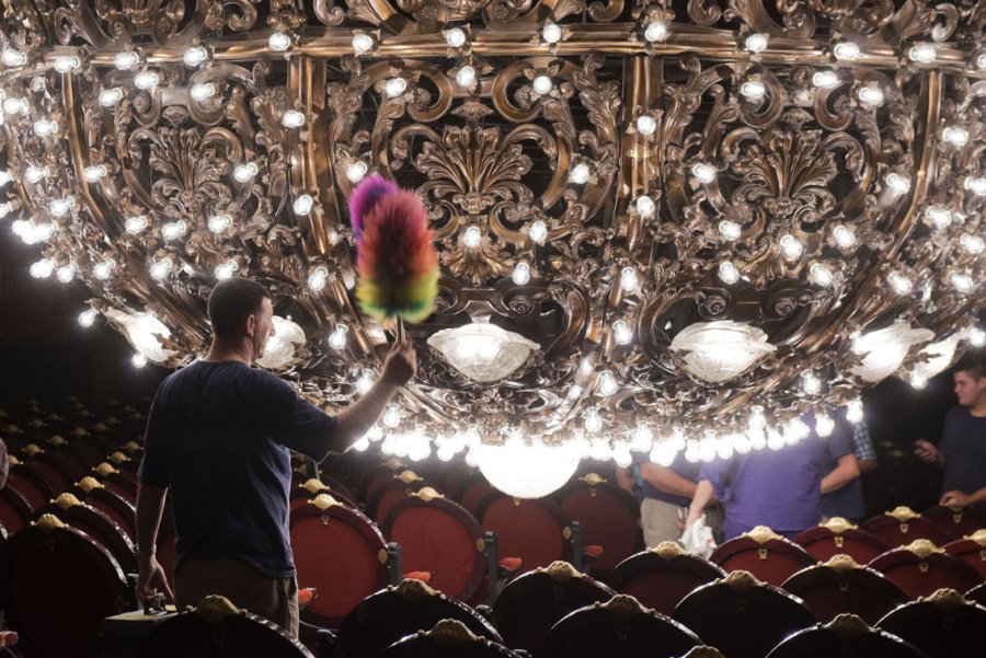 FOTO BUENOS AIRES.GOB.AR// TEATRO COL&Oacute;N. La imponente ara&ntilde;a fue sometida a limpieza.
