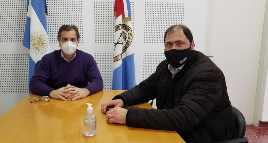 FOTO PRENSA COMUNA// ENCUENTRO CON CAPITANI. Jos&eacute; Barbero se reuni&oacute; con el titular de la cartera de Desarrollo Social. CALVO. El legislador provincial efectiviz&oacute; el aporte para hockey.