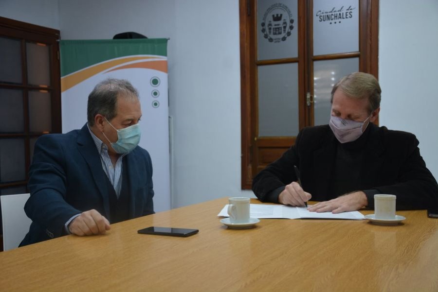 FOTO COMUNICACI&Oacute;N// CONVENIO//Pablo Estrella y Gonzalo Toselli en el momento de formalizar el acuerdo.