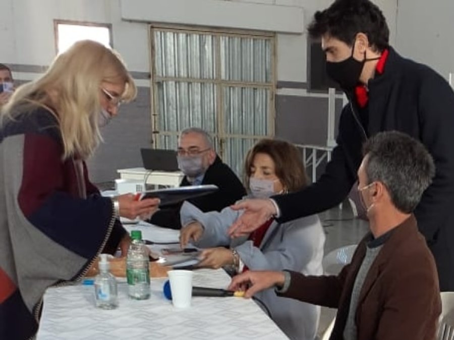 FOTO PRENSA AC// RAMONA//  Un instante del acto realizado el pasado jueves. TACURAL// Momentos en que se abren  las ofertas.