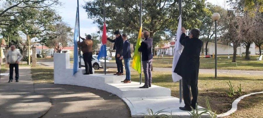 FOTO PRENSA CONCEJO// IZAMIENTO DE BANDERAS// Emotivo y tradicional acci&oacute;n en la Plaza de los Trabajadores en el barrio Cooperativo.