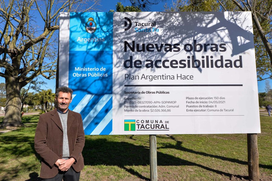 FOTO PRENA COMUNA// ANUNCIO// Adri&aacute;n Sola, presidente comunal, frente al cartel que indica la obra.
