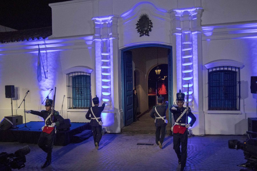 FOTO ARGENTINA.GOB.AR// CASA HIST&Oacute;RICA. El ej&eacute;rcito argentino participando en una de las actividades conmemorativas frente a la hist&oacute;rica vivienda.