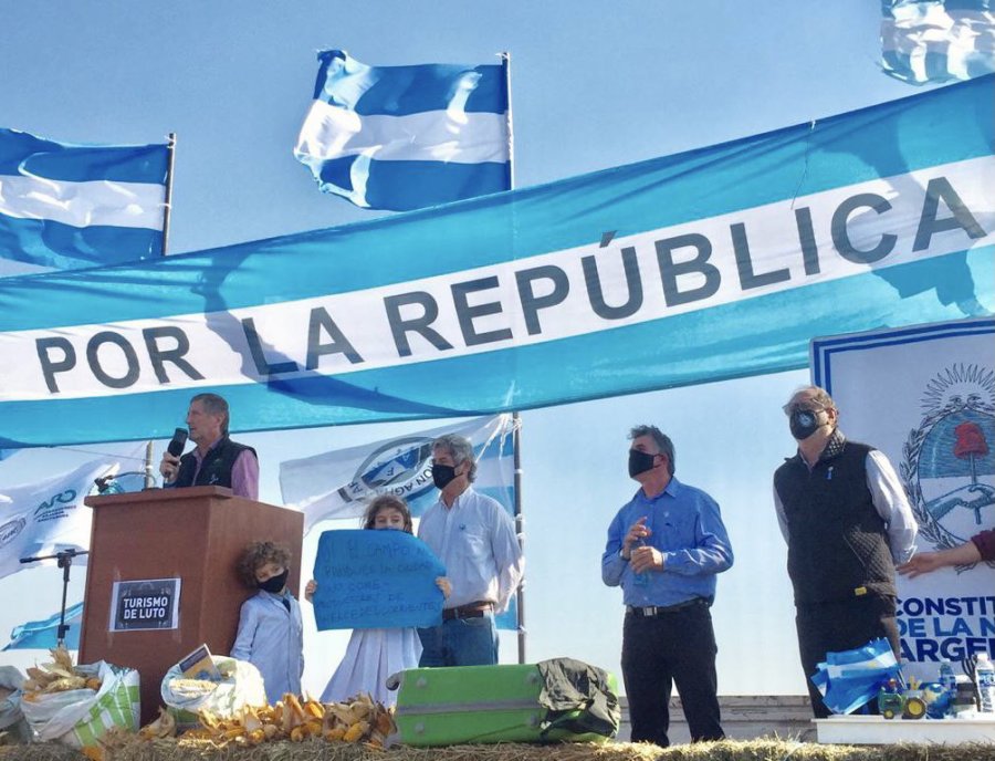 MULTITUD. Miles de productores participaron del acto central en San Nicolás, donde hubo fuertes críticas al Gobierno nacional. DIRIGENCIA. La Mesa de Enlace estuvo presente y según Jorge Chemes "está más fuerte que nunca".