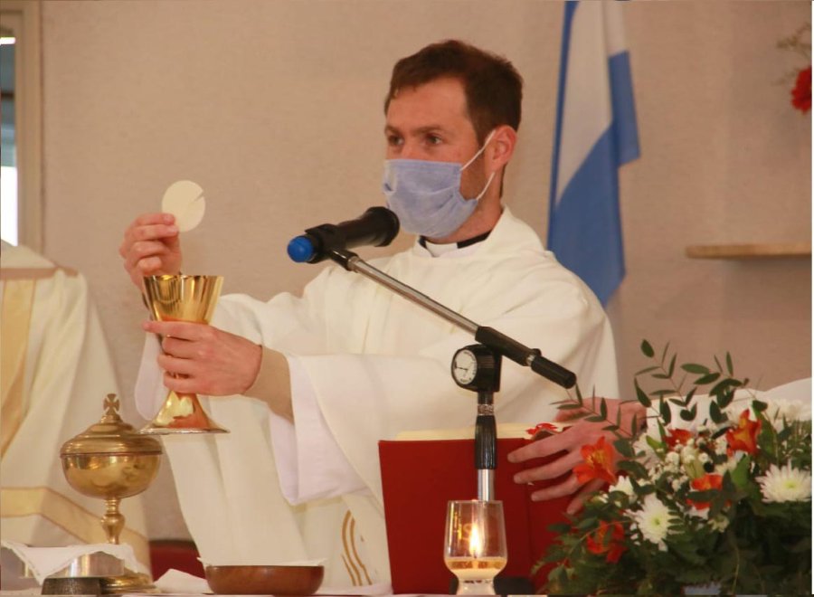 FOTO M.MATUK// PRIMERA MISA. Alexis Cardo presidiendo la celebraci&oacute;n en su pueblo natal.