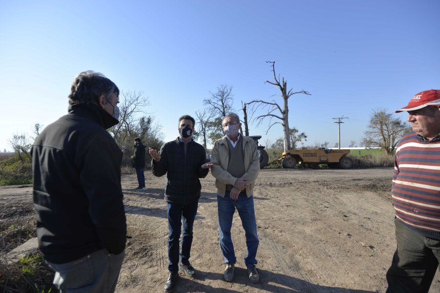 FOTO PRENSA COMUNA// CAMINOS RURALES// Las autoridades, acompa&ntilde;adas por productores recorrieron la red vial.