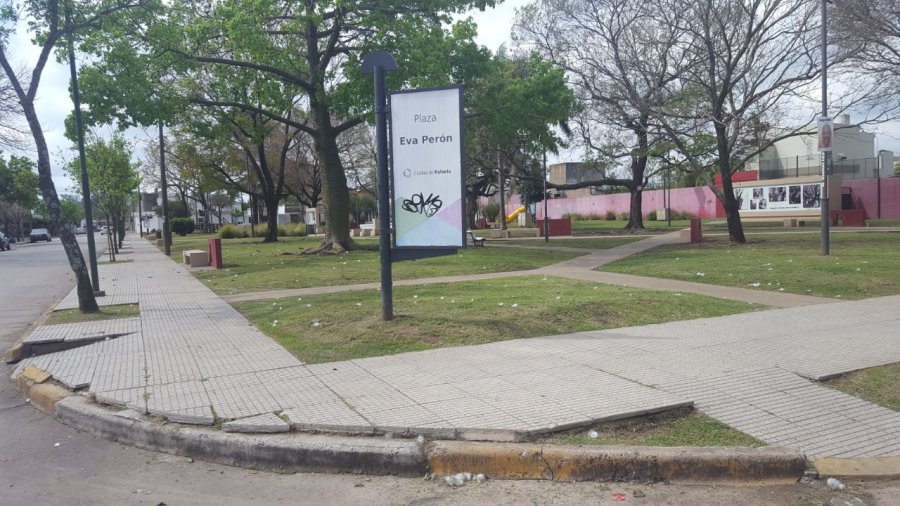 FOTOS PU PLAZA EVA PERON./ Lugar donde se harán hoy los festejos del barrio. BICISENDA./ Calles Las Heras y Paraguay, cerca de la escuela Moreno.